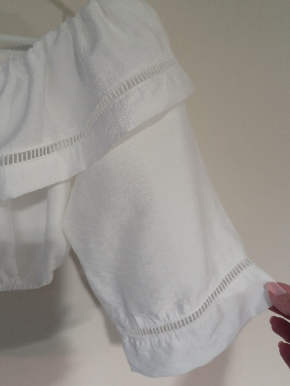White Elastic Off-Shoulder Crop Top - Picture 4 of 7